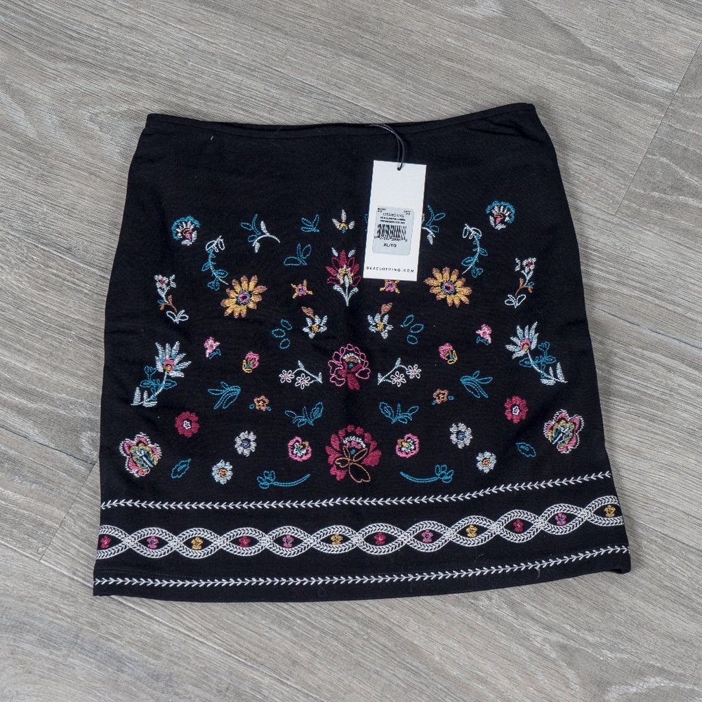 NWT DEX embroidered skirt  - XL